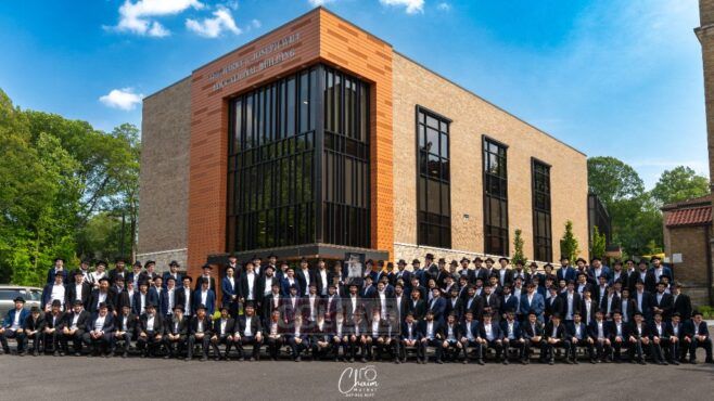 Tomchei Temimim Morristown Poses for Group Photo