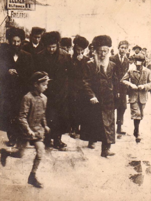 Radziner Rebbe’s Visit to Warsaw Barbershop on Shabbos